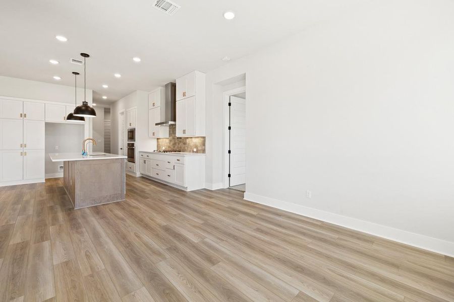 Spacious, unfurnished interior of a new home in Lariat, Liberty Hill (Image 34).