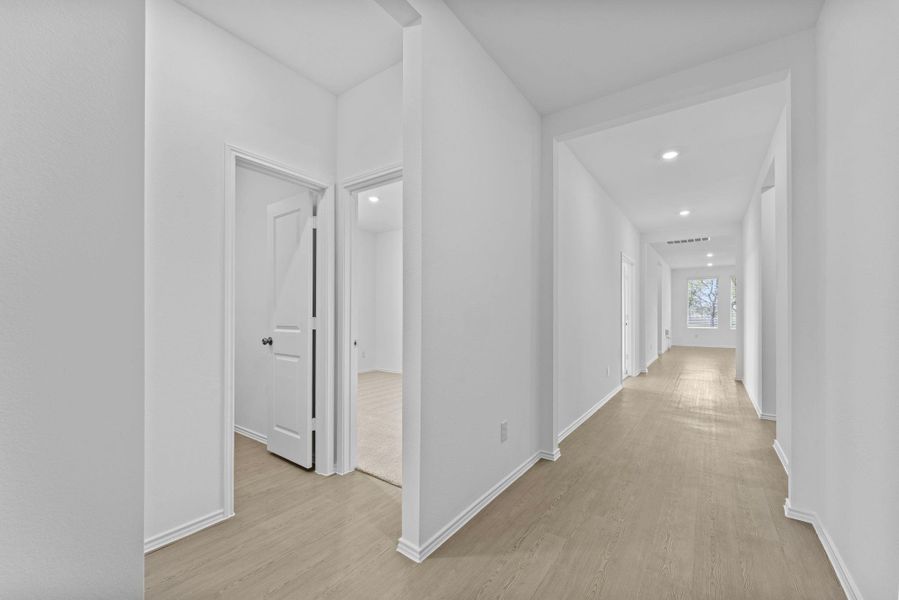 Spacious, unfurnished interior of a new home in Schriber Ranch, Mustang Ridge (Image 10).