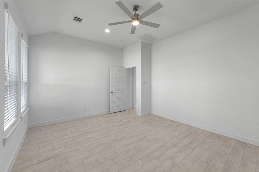 Spacious, unfurnished interior of a new home in Grand Mason Crossing, Katy (Image 20). Spacious, unfurnished interior of a new home in Grand Mason Crossing, Katy (Image 20).