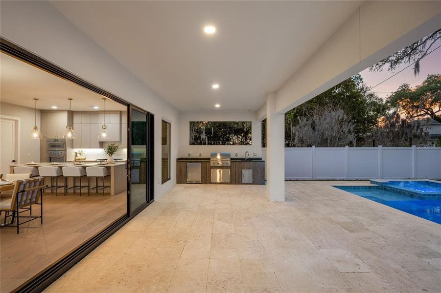 Exterior details and patio area of a home in College Park, Orlando (Image 38).