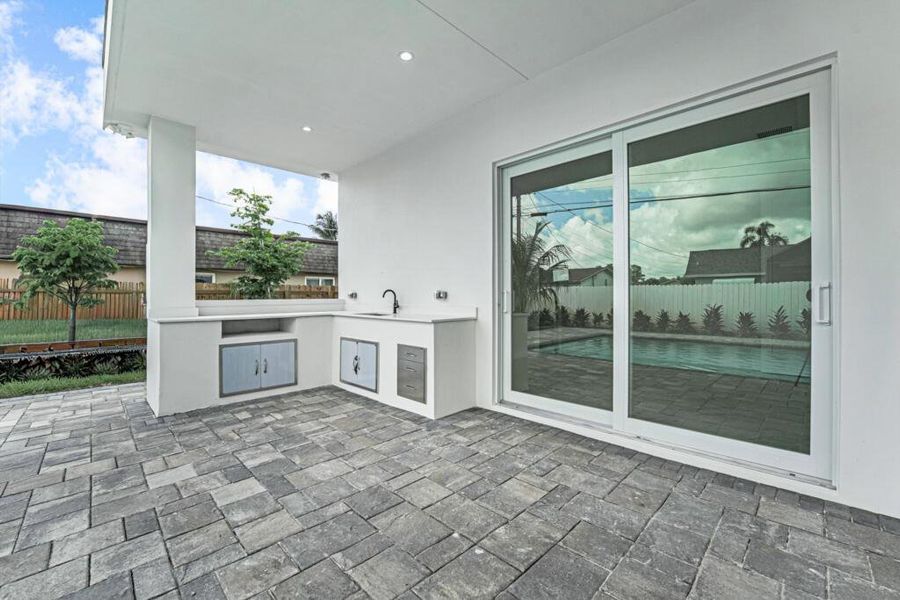 Spacious, unfurnished interior of a new home in , Lake Worth (Image 38).