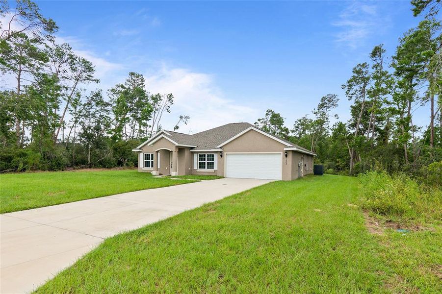 Exterior details and patio area of a home in Marion Oaks, Ocala (Image 3).