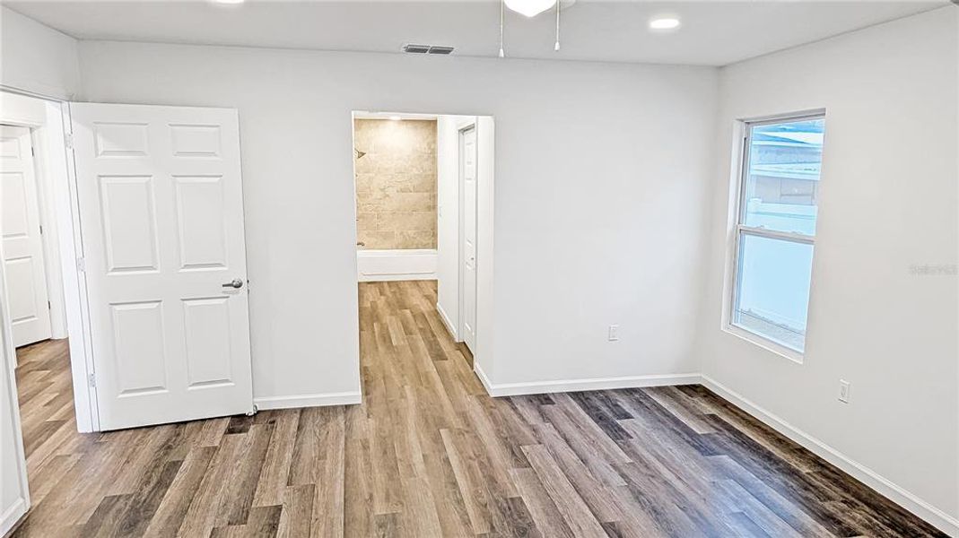 Spacious, unfurnished interior of a new home in , Orlando (Image 23).