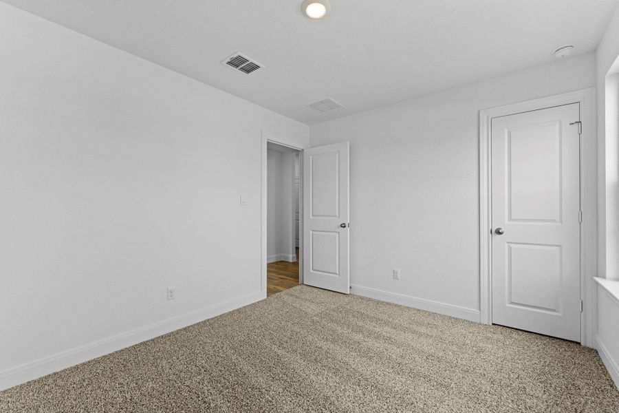 Spacious, unfurnished interior of a new home in Railhead, Cedar Creek (Image 14).