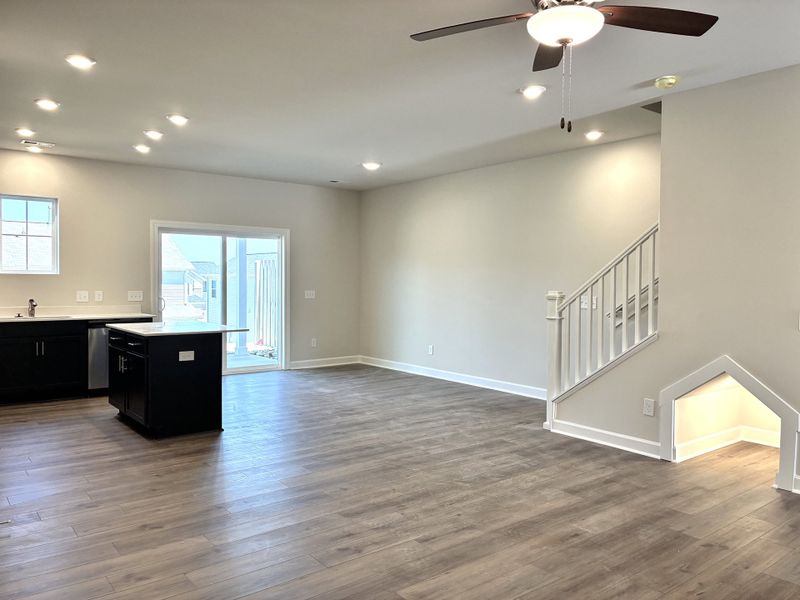 Spacious, unfurnished interior of a new home in Holly Ridge, Greenville (Image 17).