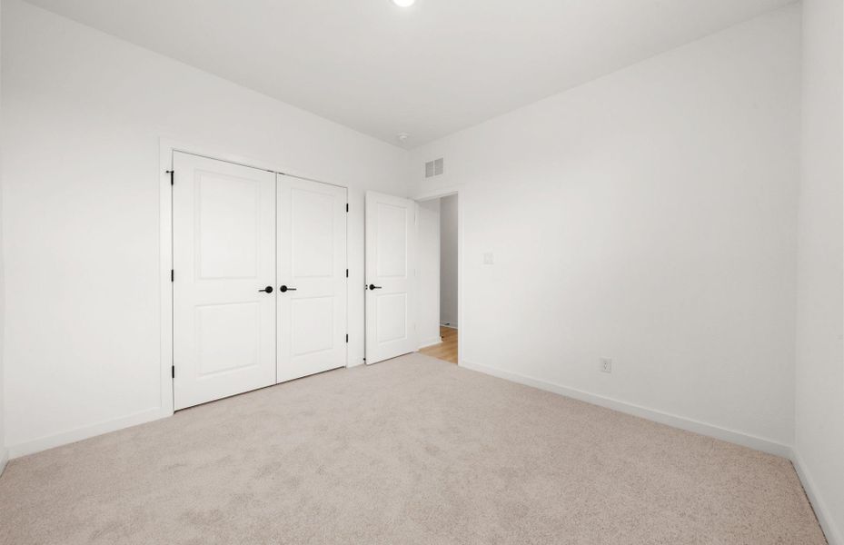 Spacious, unfurnished interior of a new home in Sunfield, Buda (Image 14).