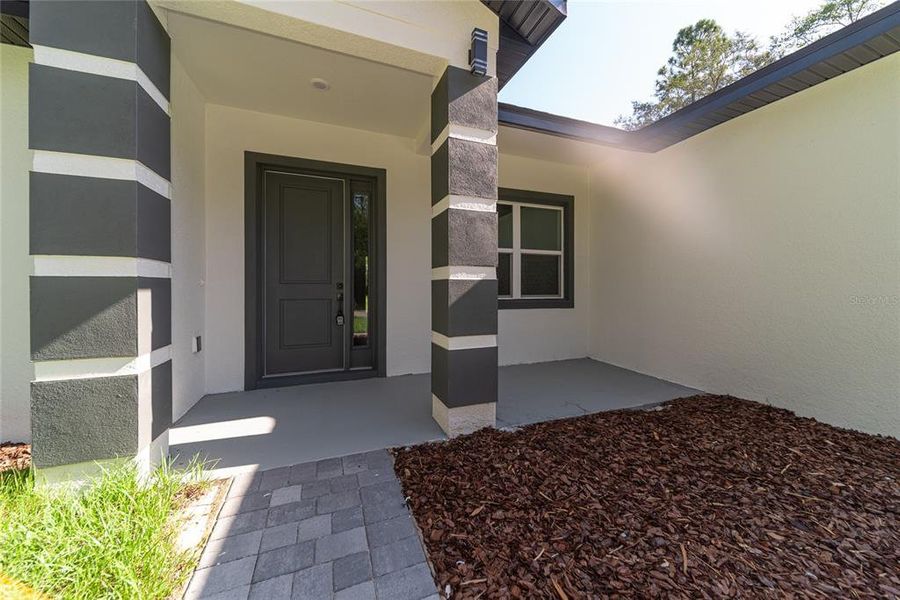 Exterior details and patio area of a home in , Citrus Springs (Image 3).
