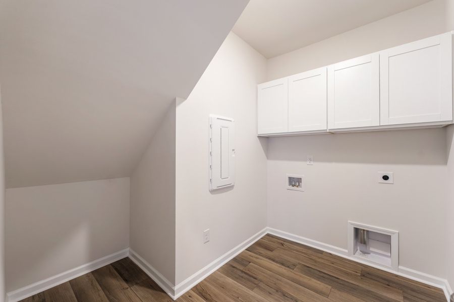 Spacious, unfurnished interior of a new home in Richmond Hill, Inman (Image 22).