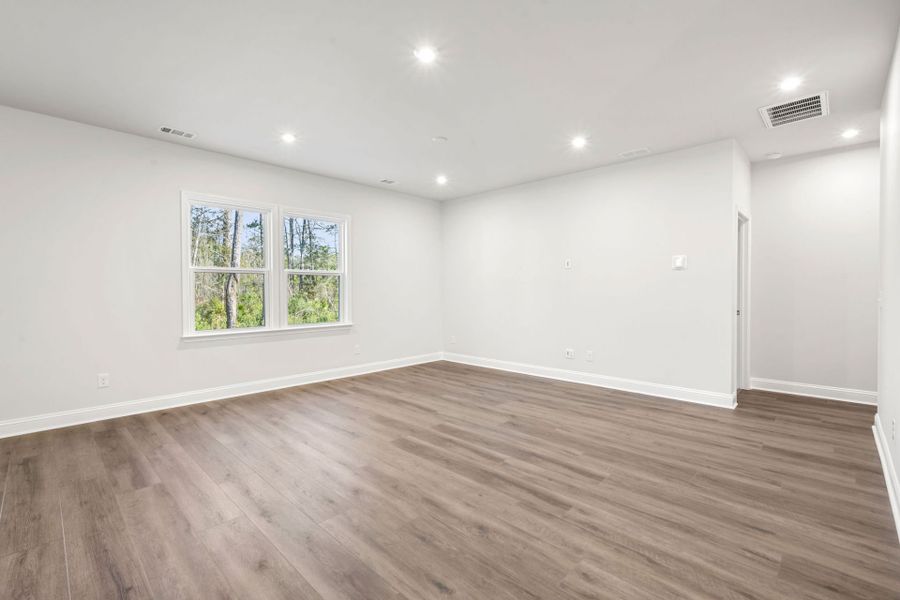 Spacious, unfurnished interior of a new home in Waterways, Richmond Hill (Image 24).