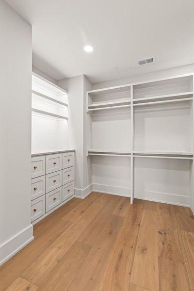 Spacious, unfurnished interior of a new home in , Charleston (Image 26).