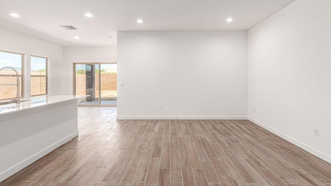 Spacious, unfurnished interior of a new home in Barnett Village, Marana (Image 15).