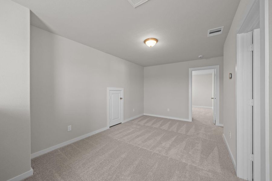 Spacious, unfurnished interior of a new home in Laurel Landing 40', Alvin (Image 10).