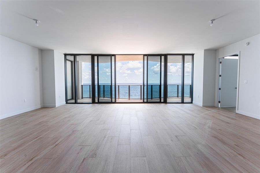 Spacious, unfurnished interior of a new home in , Pompano Beach (Image 11).