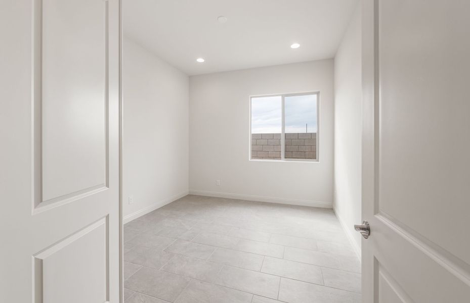 Spacious, unfurnished interior of a new home in Artisan at Asante, Surprise (Image 26).
