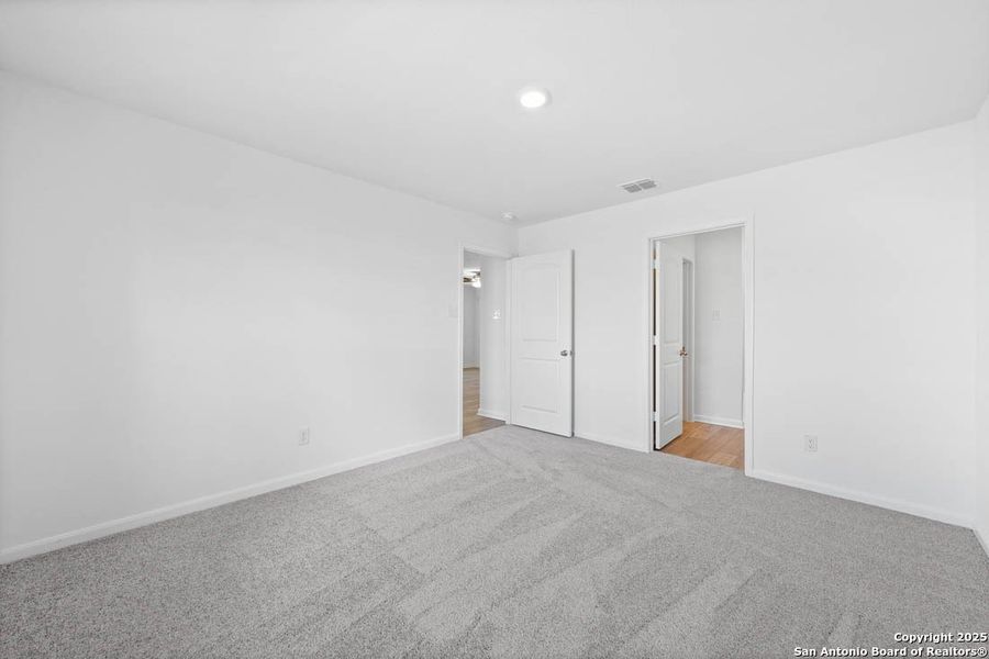 Spacious, unfurnished interior of a new home in , San Antonio (Image 14).