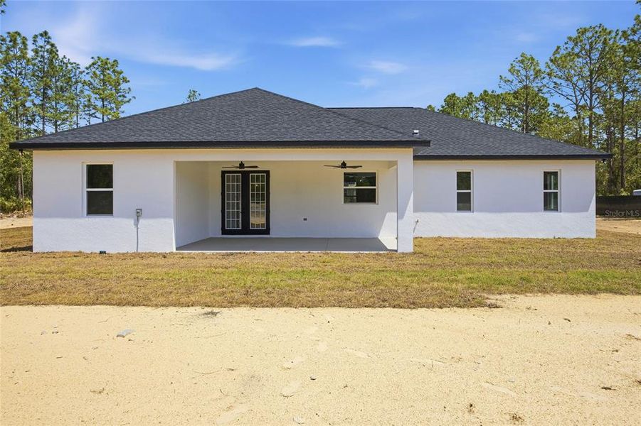 Exterior details and patio area of a home in , Dunnellon (Image 4).