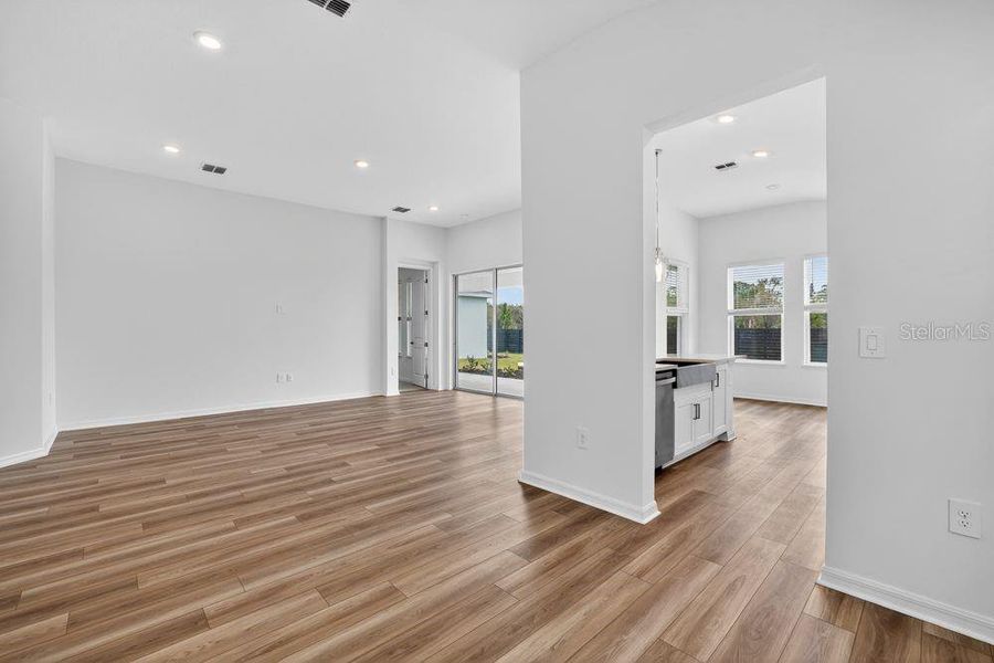Spacious, unfurnished interior of a new home in Coasterra Community Group Page, Palmetto (Image 11).