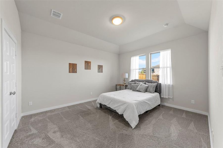 Huge primary bedroom with vaulted ceilings! Huge primary bedroom with vaulted ceilings!