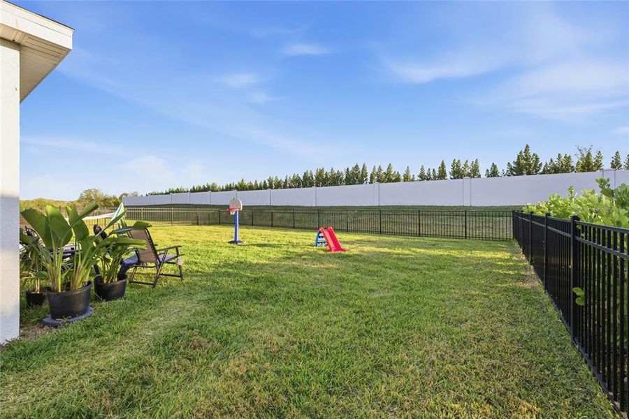 Exterior details and patio area of a home in , Bradenton (Image 38).