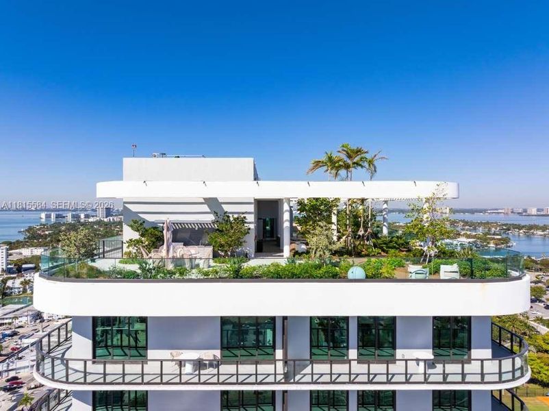 Condo located in Miami, FL showcasing its design and architecture (Image 3).