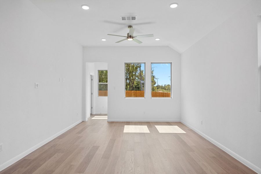 Spacious, unfurnished interior of a new home in Trinity Ranch, Elgin (Image 15).