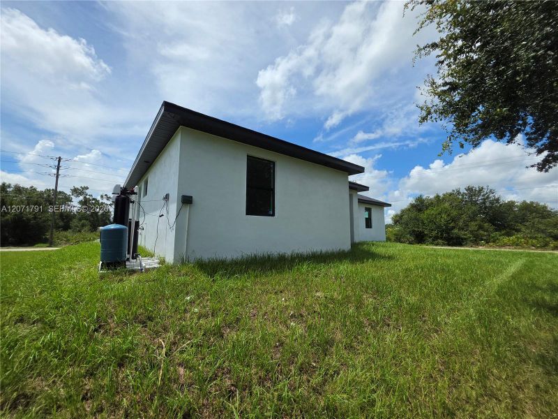 Exterior details and patio area of a home in , Lehigh Acres (Image 3).
