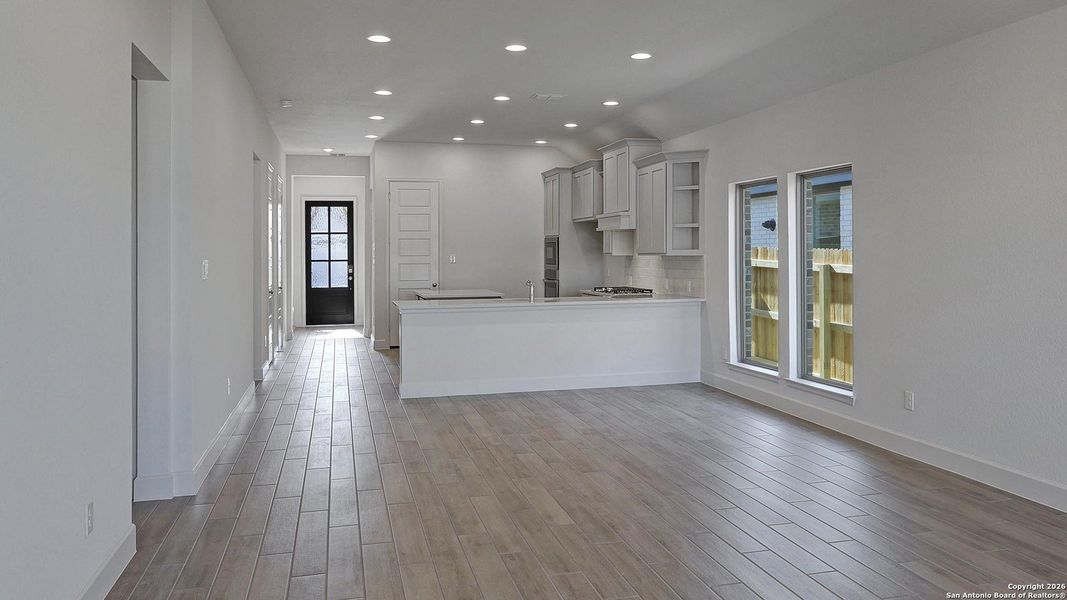 Spacious, unfurnished interior of a new home in Ladera 45', San Antonio (Image 22).