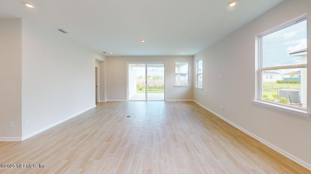 Spacious, unfurnished interior of a new home in Lakes at Bella Lago, Green Cove Springs (Image 18).