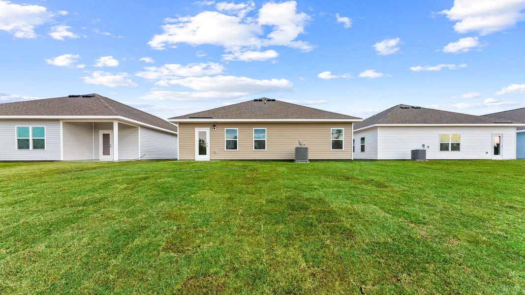 Exterior details and patio area of a home in Liberty, Panama City (Image 18).