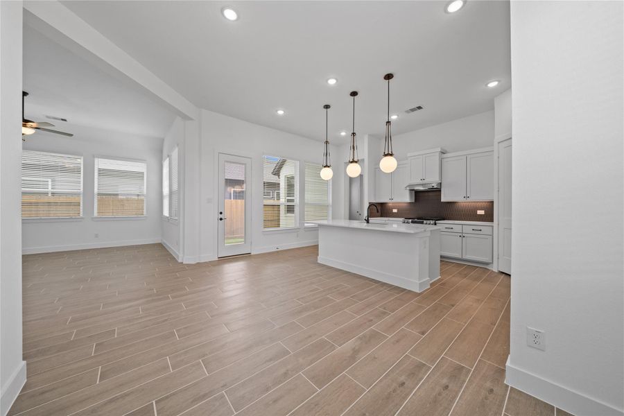 Spacious, unfurnished interior of a new home in Riceland, Mont Belvieu (Image 27).