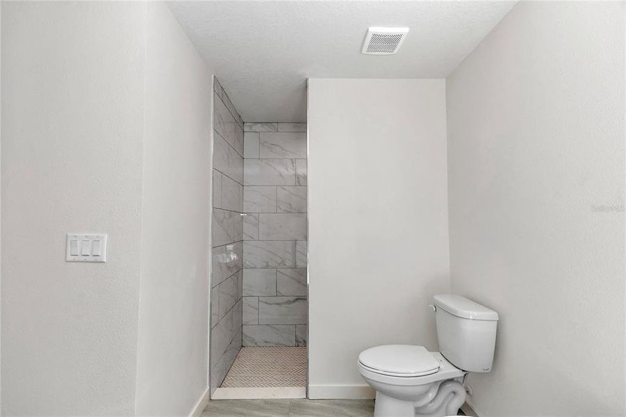 Furnished interior view inside a new home in , Dunnellon (Image 12).