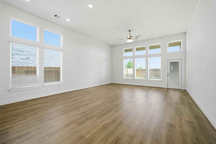 Spacious, unfurnished interior of a new home in Sunterra Lakes, Brookshire (Image 28).