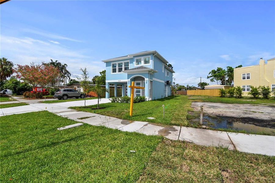 Exterior details and patio area of a home in , St. Petersburg (Image 28).