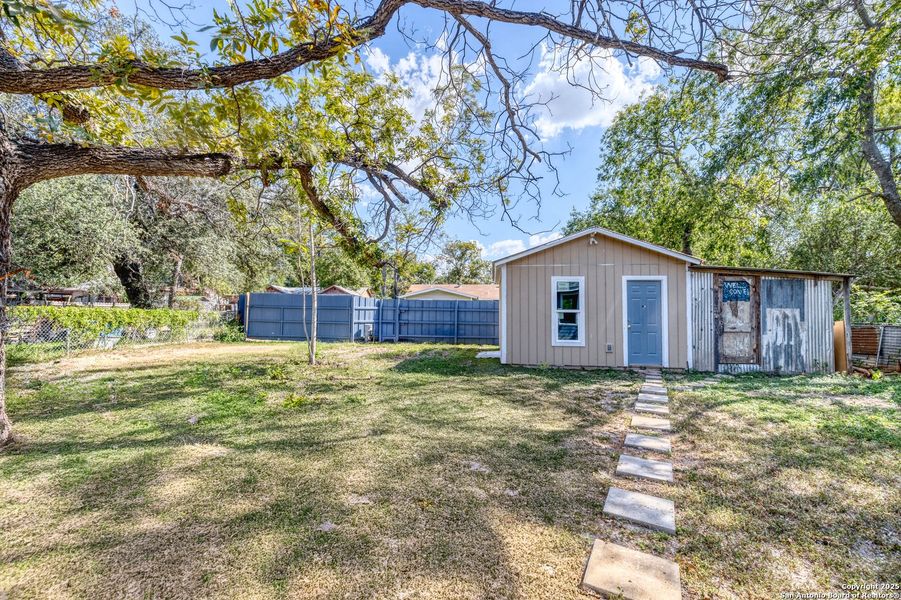 Exterior details and patio area of a home in , Uvalde (Image 3).