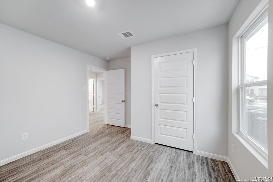 Spacious, unfurnished interior of a new home in Las Colinas, Kenedy (Image 22).