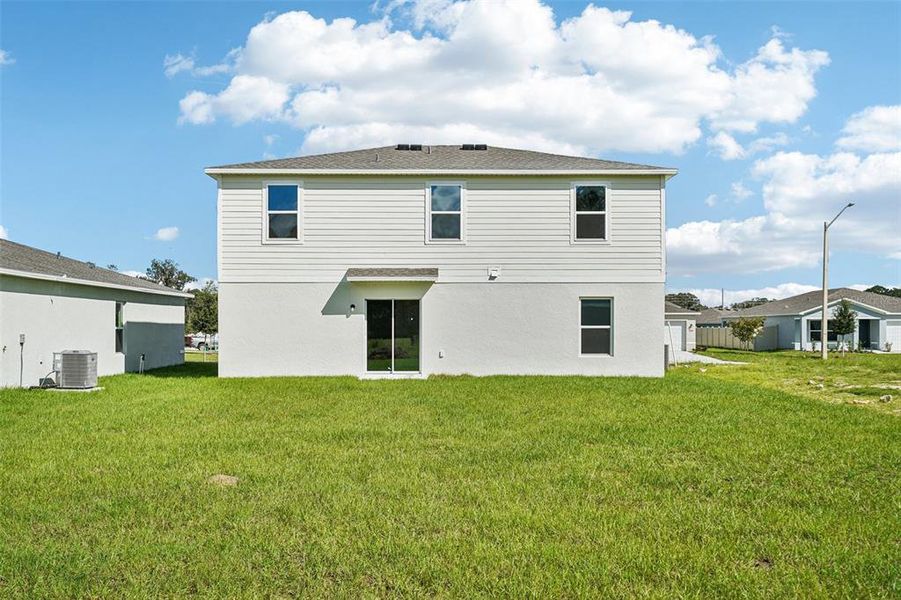Exterior details and patio area of a home in West Oak, Ocala (Image 2).