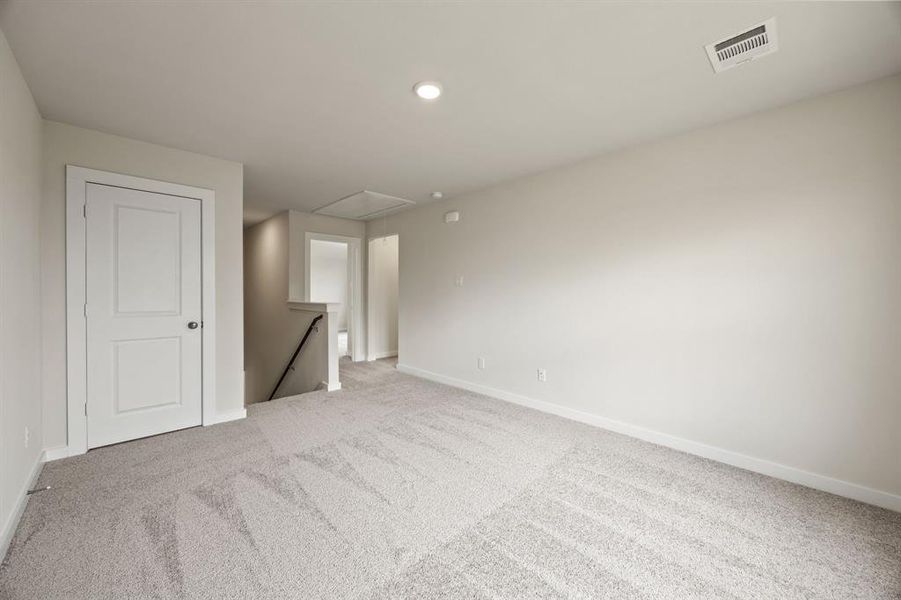 Spacious, unfurnished interior of a new home in Summerwood Estates, Red Oak (Image 9).