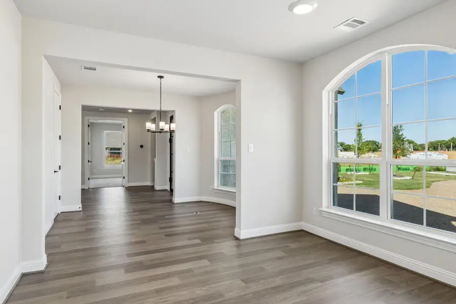 Spacious, unfurnished interior of a new home in Heath Golf & Yacht Club, Heath (Image 13).