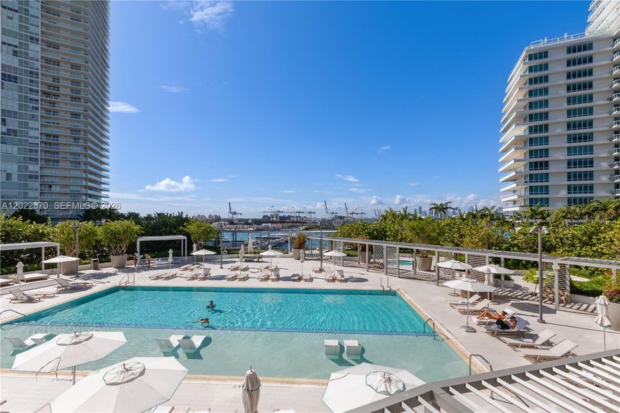 Condo located in Miami Beach, FL showcasing its design and architecture (Image 32).