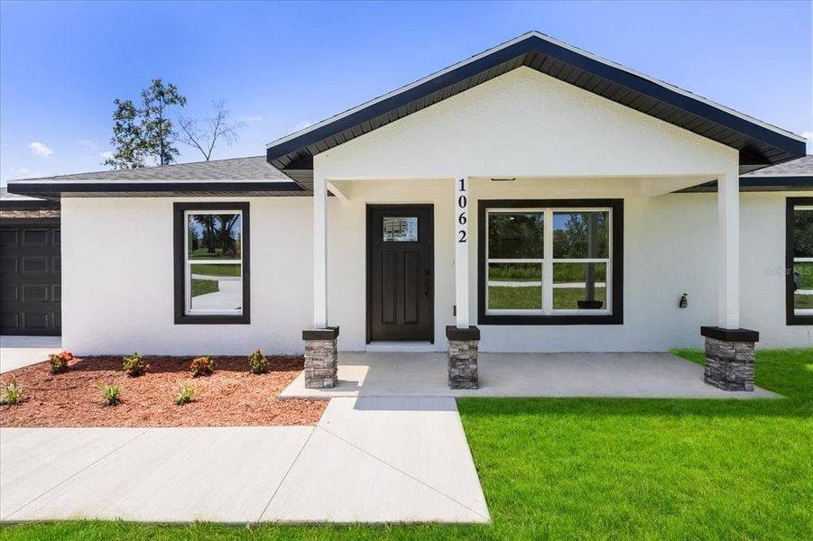 Exterior details and patio area of a home in , Dunnellon (Image 2).