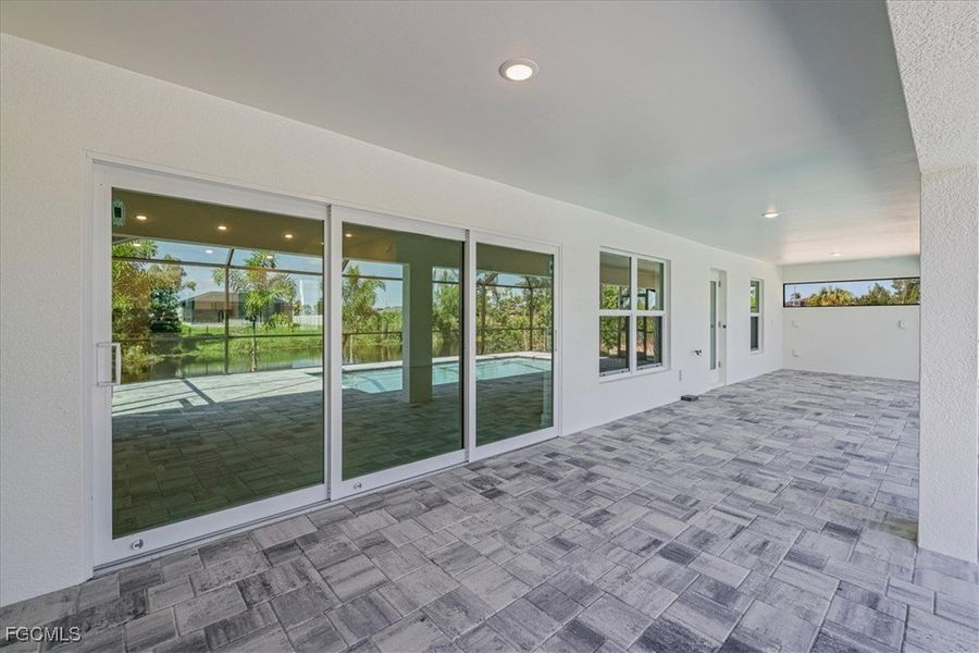 Spacious, unfurnished interior of a new home in Cape Coral, Cape Coral (Image 32).