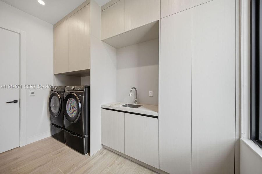 Furnished interior view inside a new home in , Fort Lauderdale (Image 8).