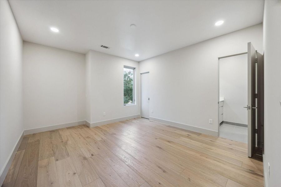 Spacious, unfurnished interior of a new home in , Houston (Image 24).