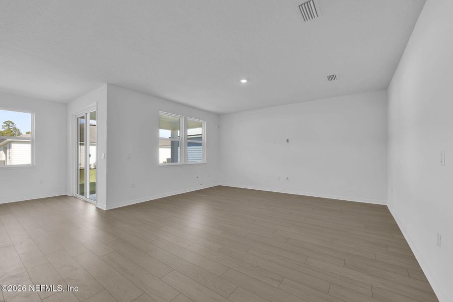 Spacious, unfurnished interior of a new home in Hyland Trail, Green Cove Springs (Image 19).