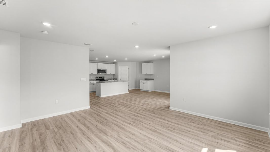 Spacious, unfurnished interior of a new home in Titus Park, Panama City (Image 20).