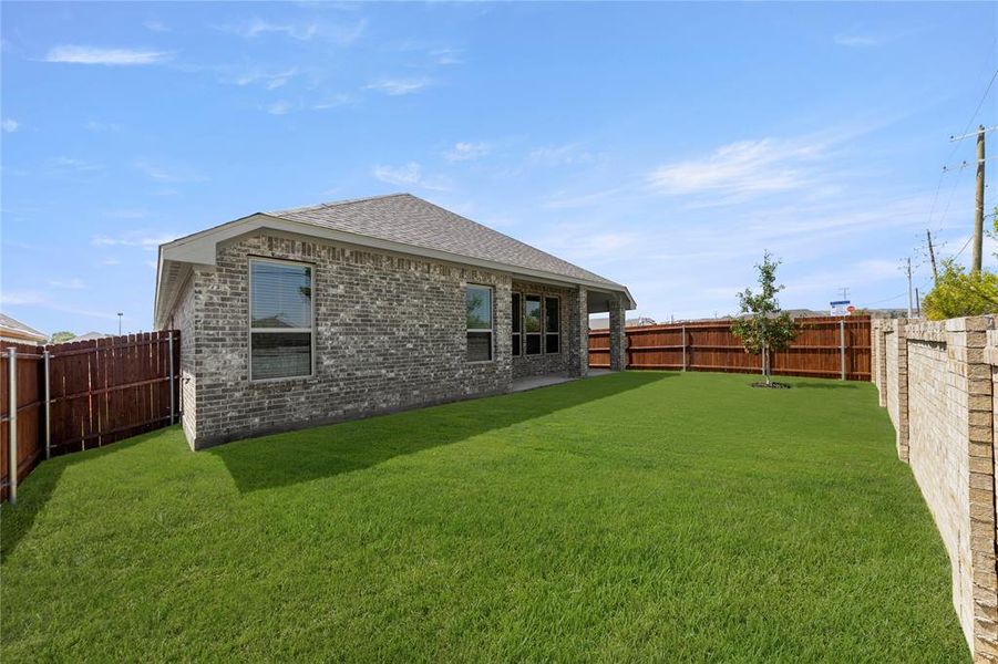 Exterior details and patio area of a home in Arcadia Trails, Balch Springs (Image 18).