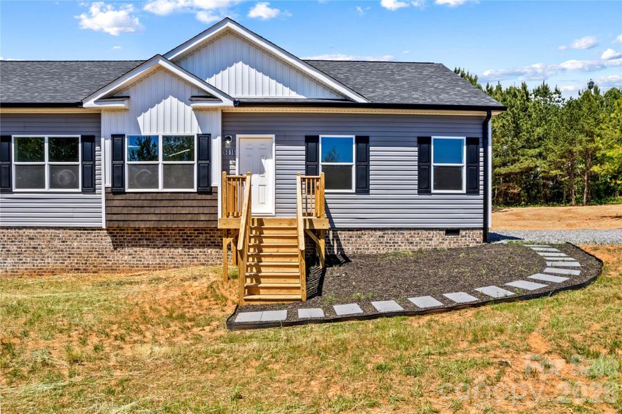 Exterior details and patio area of a home in , Catawba (Image 21).