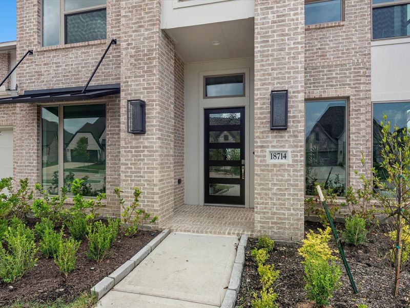Exterior details and patio area of a home in Valencia, Manvel (Image 3).