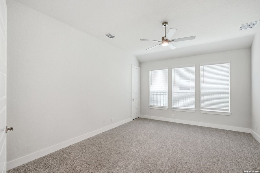 Spacious, unfurnished interior of a new home in Esperanza 50's, Boerne (Image 33).