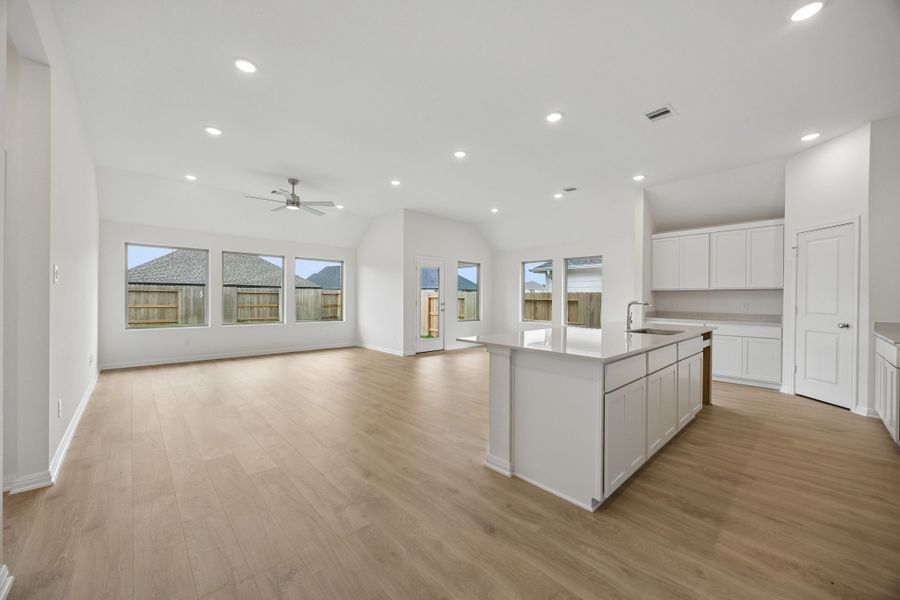 Spacious, unfurnished interior of a new home in Riviera Pines, Huffman (Image 15).